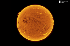 Astrofoto del mese – Febbraio 2026 Il Sole ripreso il 15 settembre 2025 dall’Area verde Leyssé di Lignan, la frazione montana del Comune di Nus dove si trovano l’Osservatorio Astronomico della Regione Autonoma Valle d’Aosta e il Planetario di Lignan, appena prima del 33° Star Party a Saint-Barthélemy. Credit: cortesia Andrea Vanoni per la Fondazione Clément Fillietroz. Andrea Pistocchini ha contribuito all’elaborazione dell’immagine.  